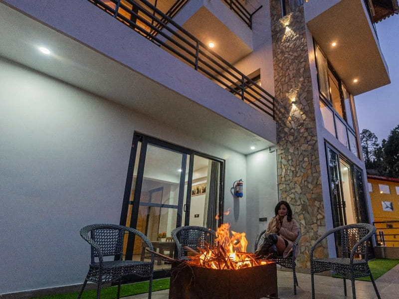 Mukteshwar stay for couples with cozy interiors and mountain views