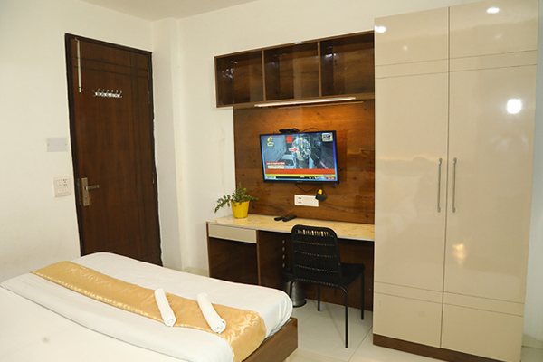 Hotels near Delhi Max Hospital, Saket